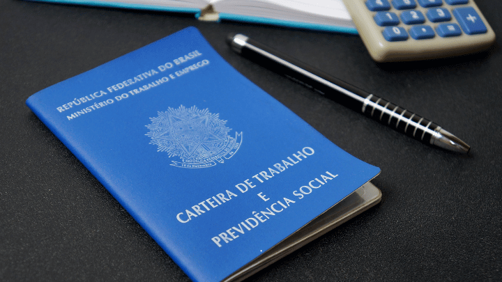 Carteira de Trabalho e Previdência Social de formato físico
